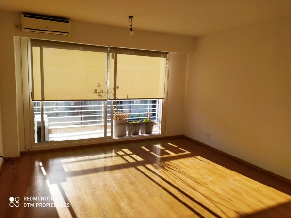 ¡LUMINOSO departamento al frente con BALCÓN y COCHERA! 
