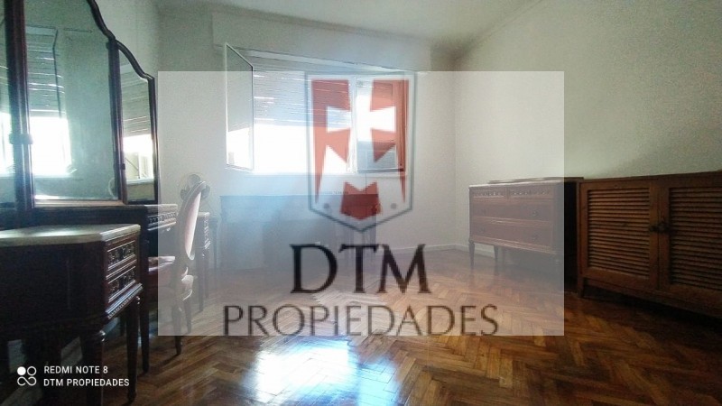 Amplio, luminoso, con cochera y dependencia. Recién pintado!